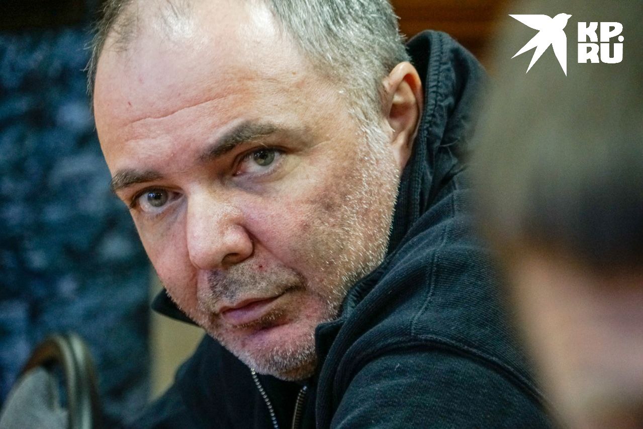 «Лексус» в подарок: экс-министра природных ресурсов подозревают в получении трех взяток   Следователи считают, что в период с 2020-2024 годы Александр Самбурский вымогал у руководителей подконтрольных Минприроды организаций имущество.   Бывший министр заставил отдать своим родственникам автомобиль «Лексус» стоимостью более 10 миллионов.   Также он получил в качестве взятки другое имущество на примерно 1 млн.   Взамен подозреваемый обещал оставить взяткодателя на занимаемой должности и  общее покровительство и попустительство по службе.  На имущество Самбурского и его родственников наложен арест на сумму более 13,7 миллионов.   Дело рассмотрит Ленинский суд Оренбурга. Экс-министру по грозит до 15 лет колонии по статье о взятке в особо крупном размере с вымогательством .  Фото: КП, оренбургские СУ СК России и прокуратура.
