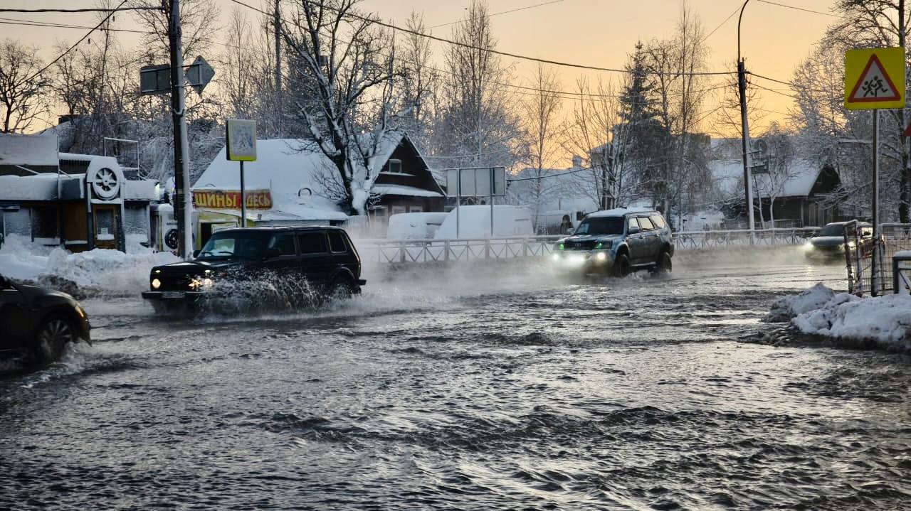 Об аварийной ситуации на сетях водоснабжения на пересечении улиц Псковской и 8 Марта:   Сейчас на аварийном участке остановлена подача воды, в связи, с чем возможно понижения давления в системе водоснабжения города. Полного отключения подачи воды не планируется.   Специалисты подрядной организации «Солид» производят сгон воды с проезжей части и противогололёдную обработку песчано-соляной смеси. Эти меры позволят предотвратит образование наледи.  Работы по ликвидации аварийной ситуации продолжаются.  Прислать новость   Поддержать