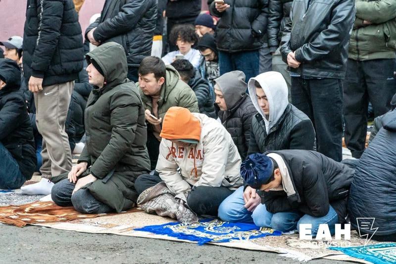 Дети мигрантов в Екатеринбурге почти не знают русского языка   В семи школах Екатеринбурга почти 40% детей-мигрантов не владеют русским языком  не умеют ни читать, ни писать . В одном из классов количество таких детей приближается к 60%. Об этом  рассказал вице-губернатор Свердловской области Павел Креков.  Креков напомнил, что сейчас в Рособрнадзоре готовят специальные тесты по русскому языку для детей трудовых мигрантов. Тестирование охватит всех, кто не имеет российского гражданства.   «Остается еще проблема: есть те, кто приобрел гражданство, но языком не владеет», - обеспокоен замгубернатора.