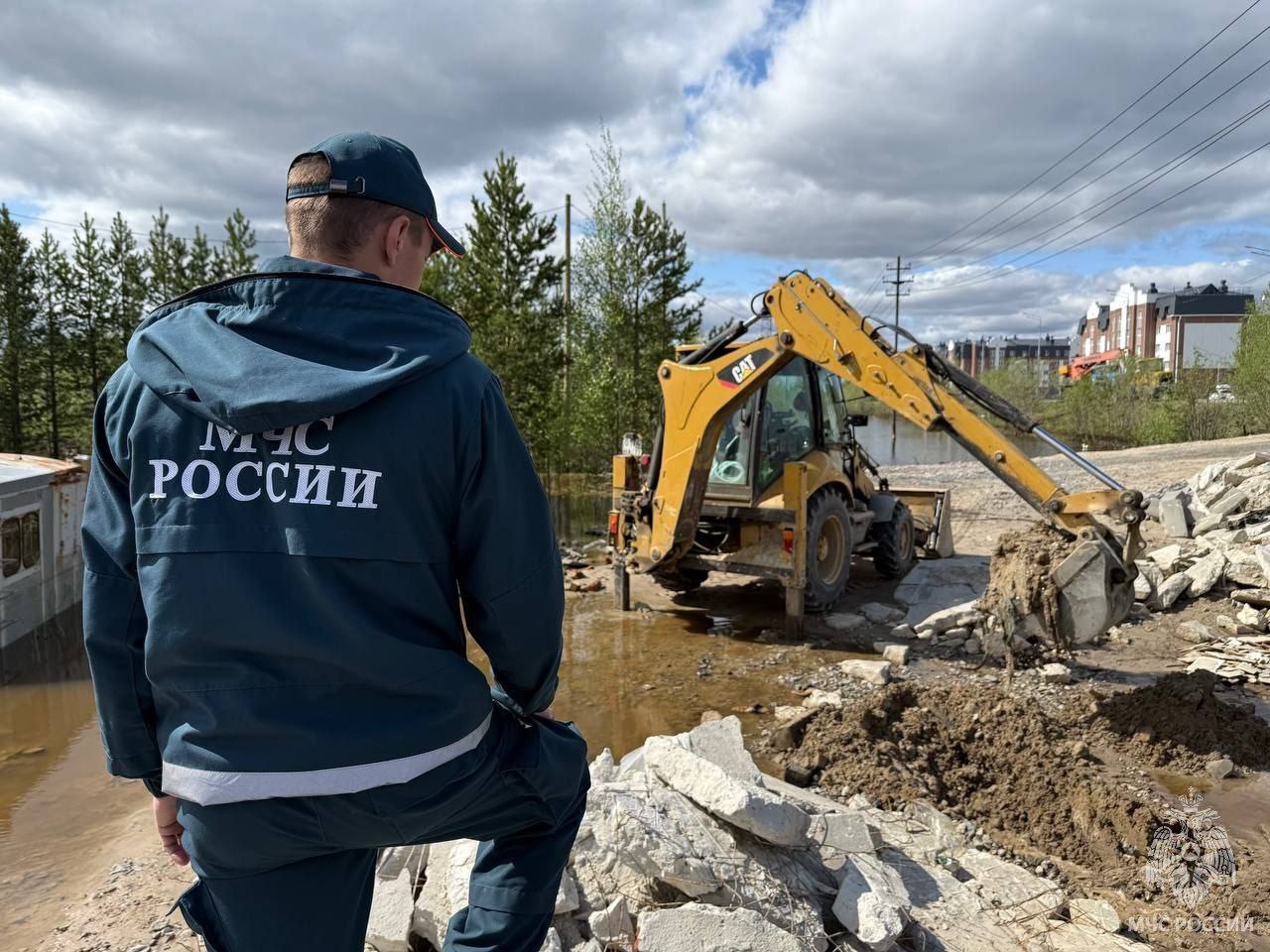 В Тарко-Сале отменён режим «Чрезвычайная ситуация» На территории дачных участков, попавших в зону подтопления, в Тарко-Сале отменён режим «Чрезвычайная ситуация». Муниципалитет и оперативные службы перешли на работу в режиме «Повышенной готовности». Работы по ликвидации последствий паводка продолжаются. Основные усилия сосредоточены на откачке воды с дач и промышленной зоны, а также на уборке мусора. В работах задействованы 133 человека и 61 единица техники. Оперативная группа и аэромобильная группировка Главного управления МЧС России по ЯНАО продолжают круглосуточно работать на местах, обеспечивая откачку воды и контроль за гидрологической обстановкой. Уровень воды постоянно контролируется в том числе с воздуха с помощью БПЛА и летательного аппарата «Орлан-10». С 2 июня уровень воды в реке Пяку-Пур снизился более чем на метр и составляет 906 см. МЧС Ямало-Ненецкого АО