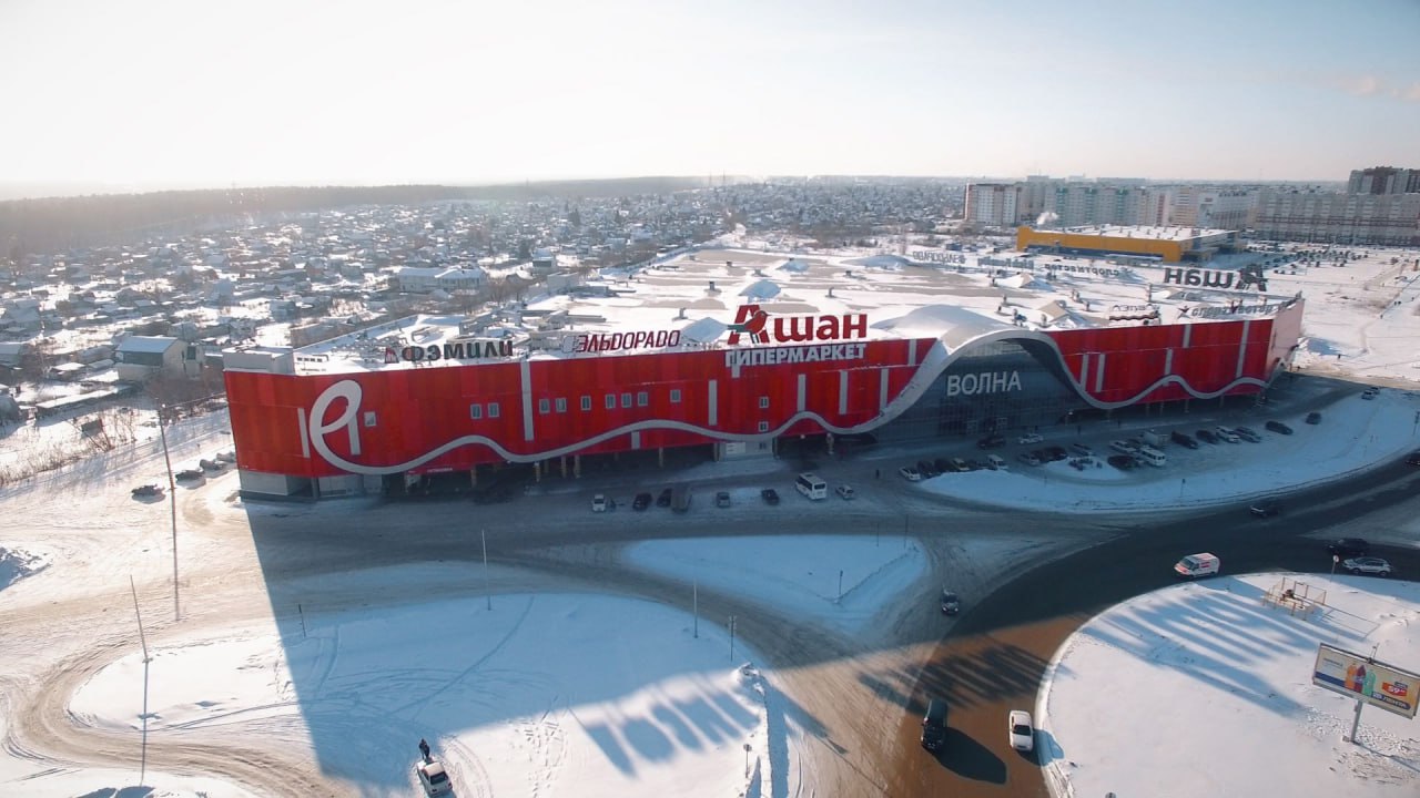 В Барнауле по просьбе жителей запретят водителям грузовиков парковаться у ТЦ "Волна"  В Барнауле возле торгового центра "Волна" запретят остановку и стоянку грузовиков, сообщили в администрации города.  Меру приняли по просьбе жителей, "так как грузовики создают помехи для пассажиров и водителей автобусов маршрутов № 10 и 53".  "С 7 февраля на площадках отстоя автобусов конечного остановочного пункта "ТРЦ "Волна", будет введен запрет остановки и стоянки грузового транспорта", – рассказали в мэрии.  28 января глава Барнаула Вячеслав Франк поручил очистить от снега парковочные карманы на улицах городах.    Амител