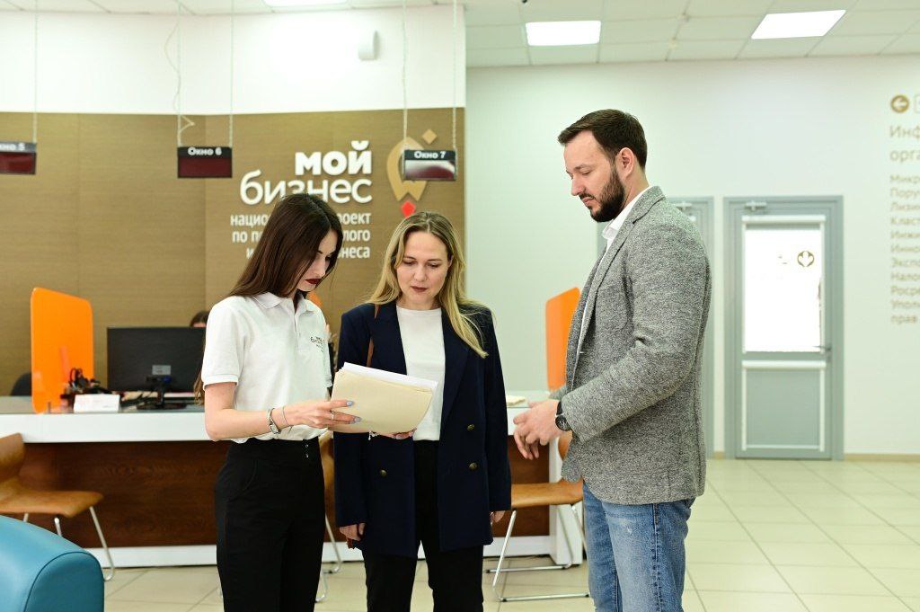 В Приамурье снизили ставки по льготным кредитам для малого бизнеса после уменьшения ключевой ставки Банка России Условия предоставления займов изменили в Центре кредитной поддержки предпринимательства региона, где оказывают помощь по президентскому нацпроекту «Эффективная и конкурентная экономика». Ставки по программам кредитования, включая приоритетные виды деятельности, сокращены на 3%. Сейчас они начинаются от 9% годовых, что вдвое ниже ключевой ставки ЦБ. Директор ЦКПП Амурской области, Лилия Функнер, отметила, что приоритетными для экономики региона остаются сферы обрабатывающего производства, животноводства, общественного питания, транспорта и туризма. Также снижение коснулось программы «Стандарт», где предприниматели с опытом более 6 месяцев могут получить до 5 млн руб. под 16-18% годовых. Для проектов в сфере молодежного, женского или социального предпринимательства – ставки до 10%. Заявки на получение льготных займов можно оставить на МСП.РФ или бизнескредит28.рф.