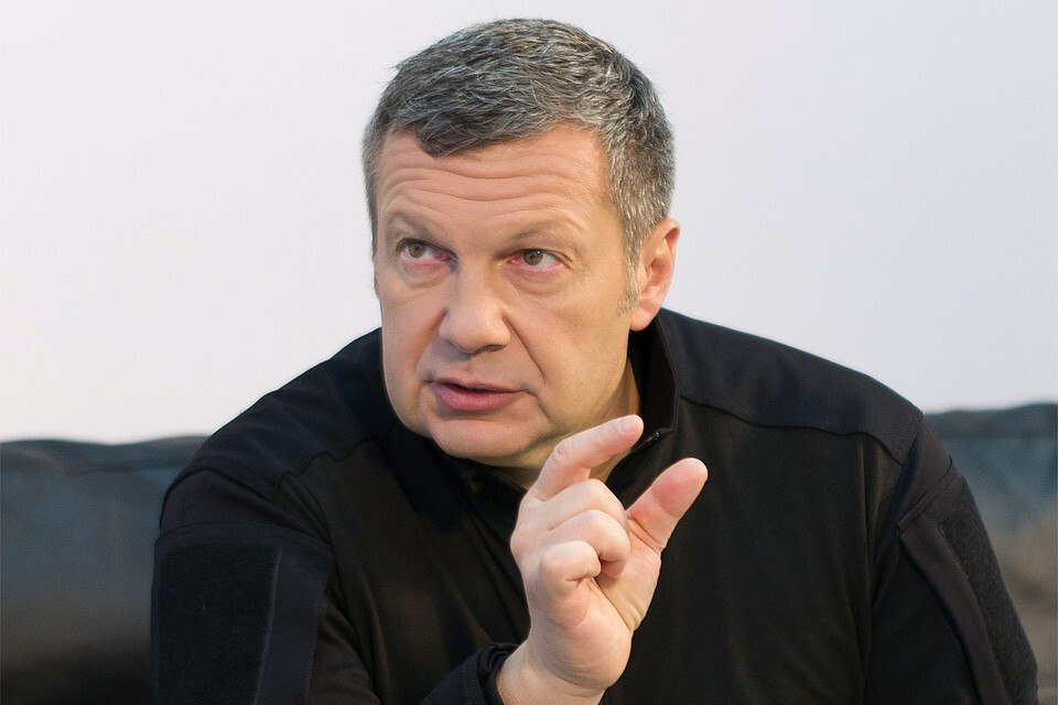 Владимир Соловьев приедет в Екатеринбург Известный телеведущий станет участником Уральского форума кибербезопасности в финансах который пройдет 18 февраля Журналист заявлен модератором сессии в первый день мероприятия Он обсудит с другими экспертами борьбу с кибермошенничеством   Подпишись на КП Екатеринбург