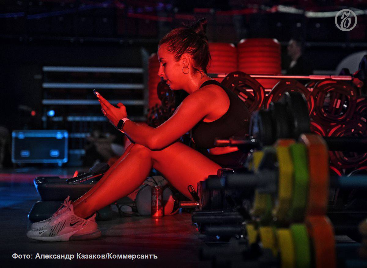 Рост фитнес индустрии в 2026 году замедлится до 15 по сравнению с прошлым годом и может оказаться минимальным за четыре года Это объясняется снижением платежеспособности населения люди начнут отказываться от дополнительных услуг в клубах как избыточных трат Негативная конъюнктура ограничивает возможности повышения цен В результате маржинальность отрасли в этом году может сократиться с 7 до 5 Согласно FitnessData в прошлом году со дня открытия прекратили работу 20 фитнес студий в 2024 году 17 Эксперты отмечают что именно небольшие и несетевые объекты чаще всего испытывают сложности Ъузнал