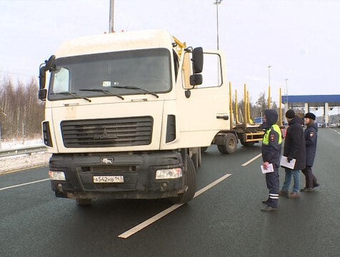 Профилактическое мероприятие "Грузовой автомобиль" проходит на дорогах региона  В Калужской области проходит профилактическое мероприятие "Грузовой автомобиль". Полицейские проверяют водителей на дорогах федерального значения. Цель мероприятия- контроль за соблюдением требований безопасности дорожного движения при перевозке грузов автомобильным транспортом.