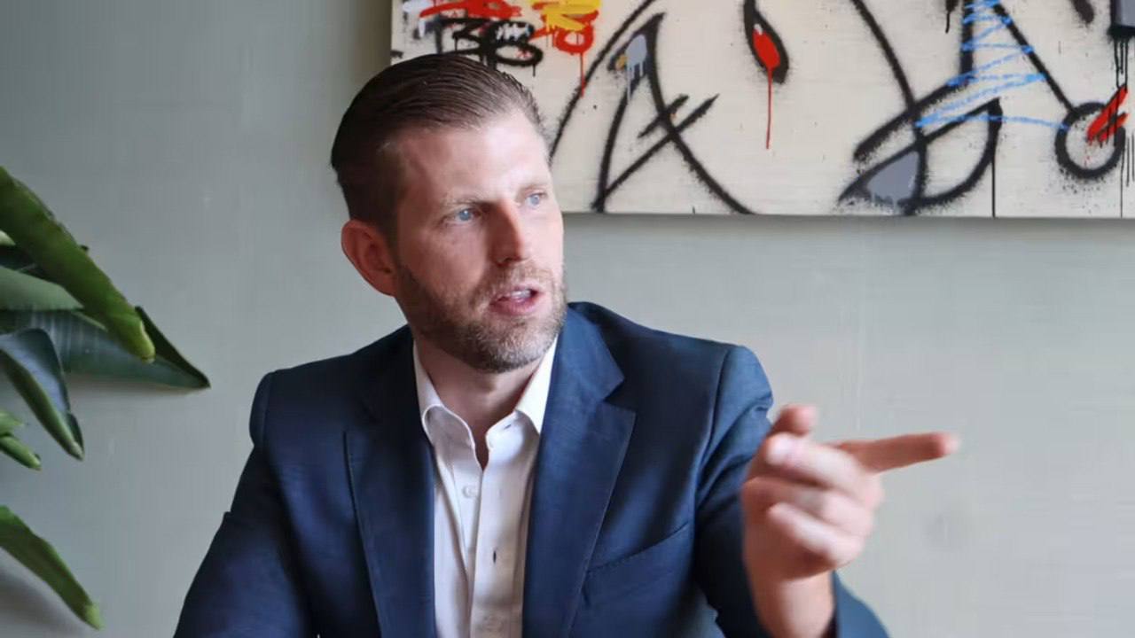 Сын президента США Эрик Трамп допустил возможность своего выдвижения на пост главы государства в будущем В интервью японской газете Nikkei он отказался дать однозначный ответ на этот вопрос сказав что не говорит нет но и не говорит да Как отмечает издание Трамп младший признался что ему нравится мир бизнеса однако он никогда не исключает такой возможности Сейчас Эрик Трамп управляет криптовалютной компанией World Liberty Financial Ранее Дональд Трамп заявил что скорее всего не будет вновь участвовать в президентских выборах КК