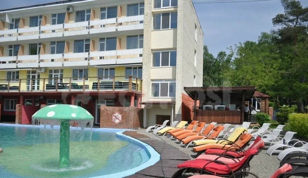 Владельцы базы отдыха «Лесная поляна» смогли отбиться от её деприватизации Девятый кассационный суд общей юрисдикции оставил без удовлетворения иск, который был подан прокуратурой Приморского края против решения краевого суда о деприватизации базы отдыха «Лесная поляна». Прокуратура утверждала, что территория базы отдыха была приватизирована незаконно и должна быть возвращена государству. Владельцы базы не согласны с этим и утверждают, что в случае удовлетворения иска прокуратуры горнолыжную базу и аквапарк придётся снести, а здания превратить в руины, как это было до приватизации. Пока неясно, будет ли прокуратура оспаривать решение кассационного суда.