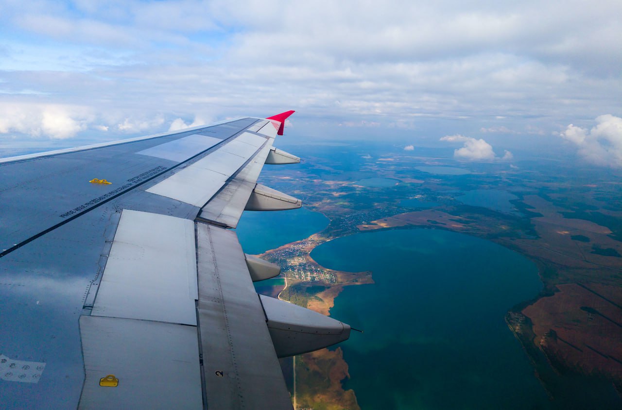 Самолет в Египет вылетит из Челябинска на пять часов позже Парный авиарейс России из Шарм эш Шейха в Челябинск и обратно задержали утром 19 декабря Перелеты состоятся на 5 5 часа позже По данным онлайн табло аэропорта имени Курчатова самолет из курортного города Египта должен был приземлиться в Челябинске в 5 45 Однако теперь борт ожидают в 11 25 В связи с этим отложили обратный рейс вместо 7 35 лайнер вылетит в Шарм эш Шейх в 12 55 Подписаться на vecherchel   Голосовать за канал