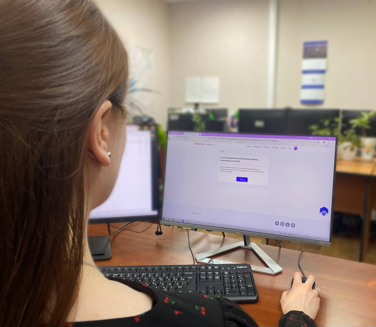 Амурчане смогут согласовать границы земельного участка не выходя из дома На Госуслугах для жителей Амурской области стала доступна новая электронная услуга Согласование местоположения границ земельных участков Это позволит собственникам предпринимателям и организациям региона в электронном виде уточнить границы своих земельных участков если они прилегают к государственным или муниципальным территориям Раньше процедура требовала личного посещения ведомств сбора бумажных документов и могла занимать длительное время Теперь же пользователи могут подать заявление через интуитивно понятную форму на портале а затем отслеживать его статус в личном кабинете что значительно экономит время Наша ключевая задача сделать государственные услуги максимально удобными для жителей каждого региона С онлайн согласованием границ амурчане смогут решать вопросы с земельными участками быстро просто и без бумажной волокиты Мы продолжаем переводить в цифру именно те услуги которые действительно облегчают жизнь амурчан отметил министр цифрового развития и связи Приамурья Денис Земнухов Услугу предоставляют органы местного самоуправления Амурской области Её ключевые преимущества это полный переход получения услуги на дистанционный формат что позволяет сократить количество личных визитов подавать заявления через удобную электронную форму отслеживать статус онлайн и сокращать сроки за счёт электронного взаимодействия В министерстве имущественных отношений уверены эта услуга будет пользоваться популярностью Запуск онлайн согласования границ на Госуслугах даст возможность жителям области быстро и без посещения различных ведомств согласовать границы своего участка Особенно это актуально для жителей отдаленных от областного центра районов Такой формат упростит процедуру и создаст прочную правовую основу минимизируя риски возможных споров говорит министр имущественных отношений Амурской области Сергей Олиферов Подписывайтесь на Минцифры в МАХ
