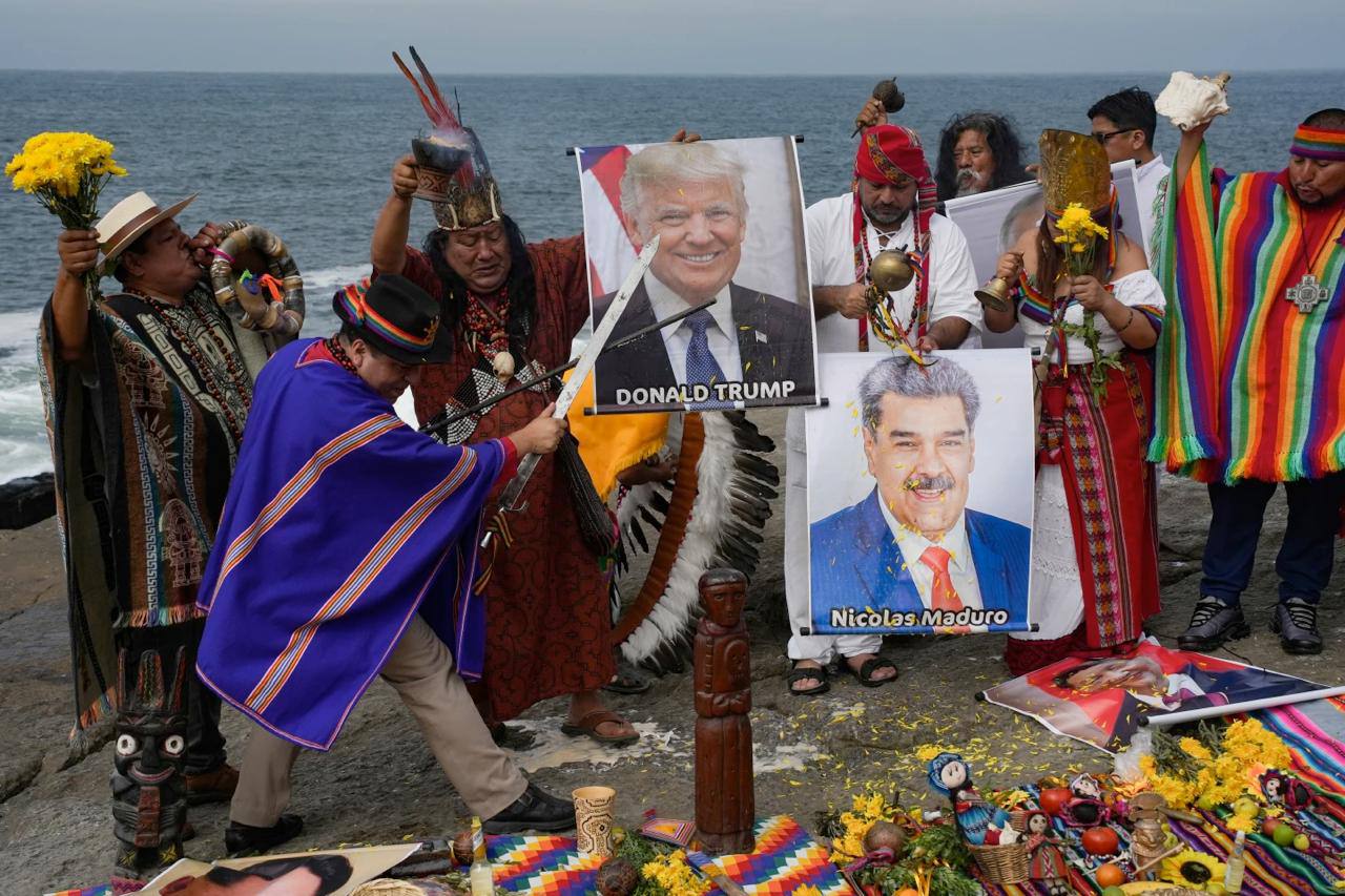 Перуанские шаманы во время ежегодного ритуала предсказали что в наступающем году Дональд Трамп заболеет серьезной болезнью боевые действия на Украине закончатся до конца 2026 Николас Мадуро уйдет с поста главы Венесуэлы и переедет в другую страну а Кейко Фухимори победит на президентских выборах в Перу Церемония традиционно проводимая в конце декабря состоялась на одном из пляжей на юге Лимы Участники обряда размахивали портретами мировых лидеров среди которых также были Путин Си Цзиньпин и Зеленский Жрецы перекрещивали мечи над изображениями и окропляли их благовониями