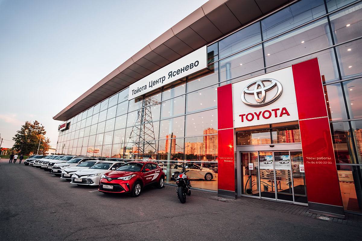 Toyota готовит возвращение в Россию — уже прошли первые переговоры с дилерами    По данным Mash, компания впервые за три года встретилась с российскими партнёрами и открыто обсудила камбэк на рынок.    Встреча прошла в Дубае, где Toyota даже извинилась за уход, остановку поставок и препятствия для параллельного импорта. Дилеров попросили подписать NDA, чтобы детали не утекли раньше времени.    Следующий раунд переговоров состоится в марте — там уже будут решать, когда и в каком формате бренд вернётся.  5   1337