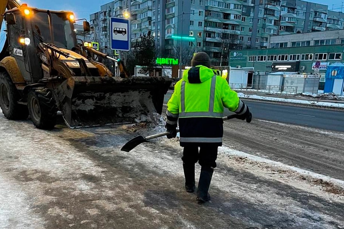 За сутки для борьбы с гололедом в Вологде использовали больше 40 тонн реагентов  Улицы Вологды расчищают 64 дворника, а также специализированная техника.    Вологжанам напоминают, что о некачественной уборке дорог в городе можно сообщить в ЕДДС по телефонам: 72-45-00 и 72-35-53, во дворах – на горячую линию по вопросам ЖКХ 8 800 302-16-17.