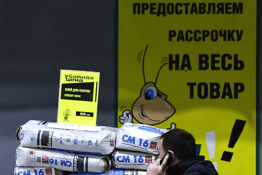 Путин подписал закон о сервисах рассрочки Cумма рассрочки должна быть равна стоимости покупки, комиссия за оформление не взимается, возможно досрочное погашение без комиссий. Размер штрафа за просрочку платежа ограничивается 20% годовых от суммы задолженности. Данные о рассрочках на сумму свыше 50 тысяч рублей будут передаваться в Бюро кредитных историй для оценки долговой нагрузки покупателя и предотвращения чрезмерной закредитованности. Закон вступит в силу с 1 апреля 2026 года.