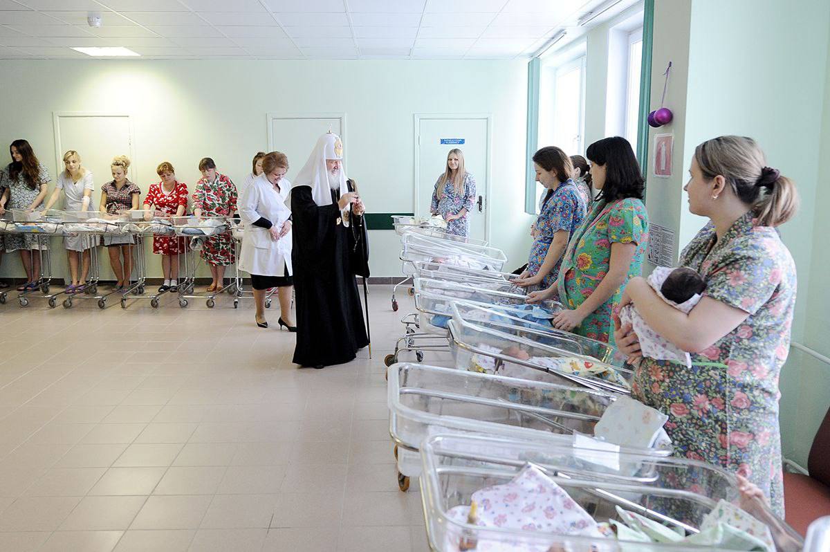 Патриарх Кирилл предложил запретить аборт в браке без согласия мужа Патриарх Кирилл выступил за запрет абортов для замужних женщин без согласия супруга С таким заявлением глава РПЦ выступил в Совете Федерации подчеркнув что решение о прерывании беременности не должно приниматься только матерью ребёнка По его словам женщина может находиться в состоянии аффекта а её психика более подвижна и эмоционально уязвима Патриарх считает что рядом должен быть муж который способен вовремя остановить и убедить сохранить беременность Он также заявил о необходимости федерального закона вводящего ответственность за склонение к аборту Отдельно Кирилл высказался за полный запрет абортов в частных клиниках По его мнению в таких учреждениях фактически невозможно контролировать соблюдение этических и правовых норм Высказывание вызвало широкий резонанс и активное обсуждение в обществе РОДИТЕЛИ ПРИМОРЬЯ