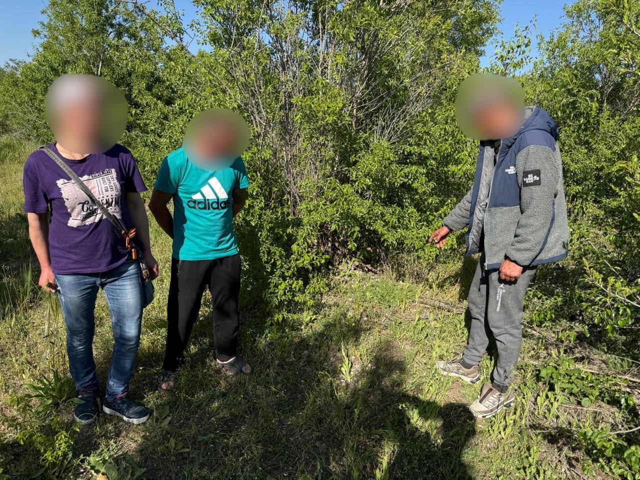 Житель Бахчисарайского района 12 лет проведет в колонии за покушение на сбыт синтетических наркотиков Судом установлено что мужчина стал участником преступной группы осуществляющей незаконный сбыт наркотических средств на территории республики посредством сети Интернет В мае 2025 года осужденный приобрёл оптовую партию наркотического средства производное N метилэфедрона массой 21 г Расфасовав наркотик на мелкие порции осужденный оборудовал на территории Бахчисарайского района 7 тайников с запрещенными веществами намереваясь сбыть их бесконтактным способом Довести задуманное до конца мужчина не смог поскольку был задержан сотрудниками ОМВД России по Бахчисарайскому району Суд приговорил виновного к 12 годам лишения свободы отбывать которые ему предстоит в исправительной колонии строгого режима Приговор не вступил в законную силу