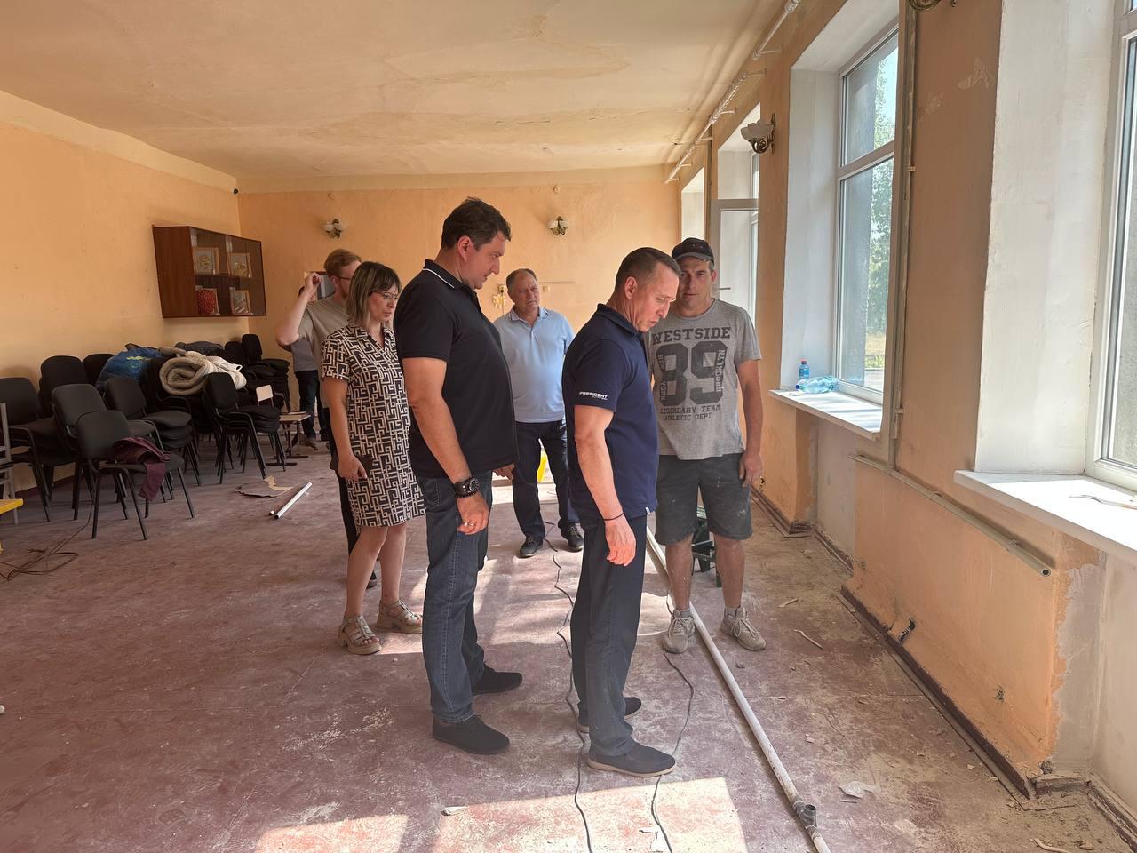 Ленобласть продолжает работы по благоустройству в Енакиевской школе-интернате № 2 Вице-губернатор региона-шефа Николай Циганов проверил ход работ в школе-интернате № 2, где по поручению Губернатора Ленинградской области Александра Дрозденко в 2025 году началась масштабная реконструкция. Специалисты Ленобласти меняют систему отопления, а также детскую комнату. Рабочие завершили асфальтирование подъездной дороги и территории школы. В ближайшее время стартуют работы по устройству баскетбольной и футбольной площадок, а также системы дорожек с прилегающими территориями.