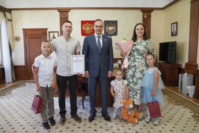 Семья Соколовых из Новой Пырмы Кочкуровского района стала победителем ежегодного республиканского конкурса «Семья года Республики Мордовия — 2025». Всего в региональном этапе приняли участие 40 семей. Они боролись за победу в пяти традиционных номинациях, а также в новой специальной номинации — «Семья защитника Отечества». Соколовы победили в номинации «Молодая семья». С Евгением и Марией Соколовыми и их тремя детьми встретился Глава РМ Артём Здунов. Он вручил семье диплом «Семья года Республики Мордовия». Теперь Соколовы официально – финалисты Всероссийского конкурса «Семья года-2025». Оба супруга родились в Саранске, но свою жизнь решили связать с Кочкуровским районом. Евгений служит в МЧС. Мария – основатель техстартапа «Кантриум», волонтер, финалист проекта «Мама-предприниматель». «Самое главное – не прекращайте свою активную деятельность, участие в конкурсах. А если выступите в качестве организаторов и активистов какого-то проекта, будет еще лучше – опыт у вас есть!» — напутствовал Глава РМ.