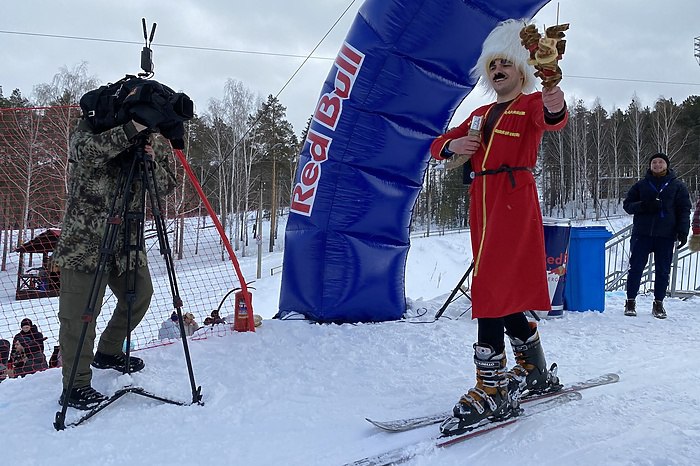 На Урале несмотря на дожди стартовал горнолыжный сезон Уже вчера 5 ноября состоялось открытие горнолыжного сезона на горе Пильной А сегодня в 15 00 стартует горнолыжный сезон на учебном склоне Уктуса 1 подъём будет стоить 180 рублей На горе Пильной тоже пока нет почасовых абонементов подъём стоит 180 рублей Работает спортивный склон uralweb ru