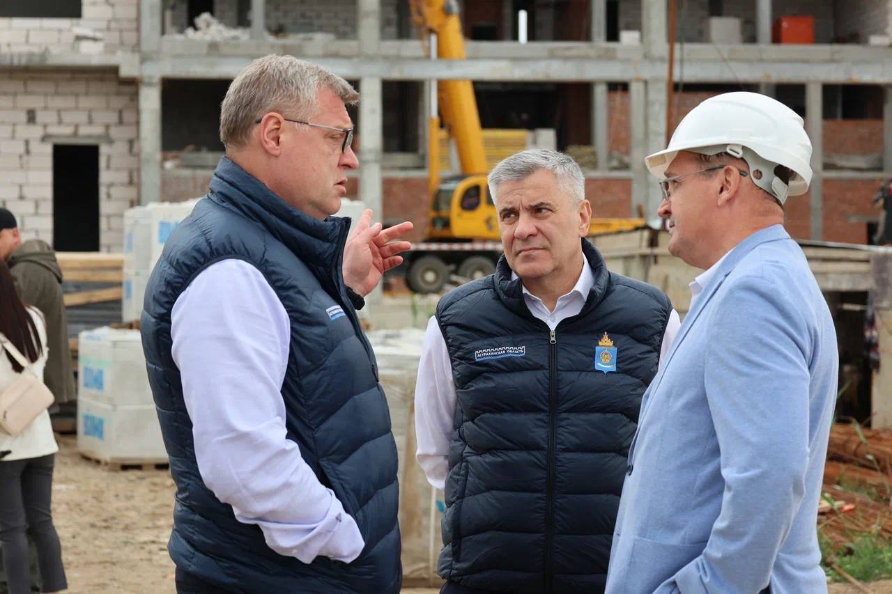 В микрорайоне Бабаевского продолжается строительство школы. Совещание провели прямо на объекте. Школу мы должны открыть в этом году, местные жители очень этого ждут. Здесь смогут обучаться 1000 местных ребят. Это позволит разгрузить вторую смену в образовательных учреждениях микрорайона. Динамика на площадке вызывает опасения. Поставил задачу к 20 мая нарастить количество специалистов и предоставить подробный понедельный план. За последние годы в регионе построены семь школ, что обеспечило более 4000 новых мест. Теперь перед нами стоит задача привести в порядок старые школы, ведь все ребята должны учиться в комфортных условиях. Более 20 из них капитально отремонтируем до 2027 года в рамках нацпроекта «Молодежь и дети».