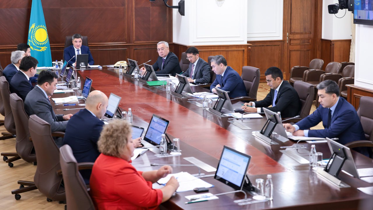 Бектенов поручил активизировать работу по привлечению инвестиций Премьер министр Олжас Бектенов провел совещание по вопросам привлечения инвестиций в экономику Казахстана По данным правительства за девять месяцев 2025 года объем инвестиций в основной капитал составил 13 8 трлн тенге что на 13 5 больше чем годом ранее Однако годовой план по ПИИ выполнен менее чем на половину Бектенов подчеркнул что акимы и министры должны ежедневно заниматься вопросами инвестиций поскольку это ключевой фактор экономического развития Главам регионов не выполнившим плановые показатели поручено привлечь к дисциплинарной ответственности ответственных заместителей На совещании также обсудили меры по улучшению инфраструктуры для инвестпроектов и защите прав инвесторов Совместно с Генпрокуратурой удалось предотвратить сотни незаконных проверок и административных дел а помощь оказана более 1 8 тыс инвесторам kursivm kursiv news