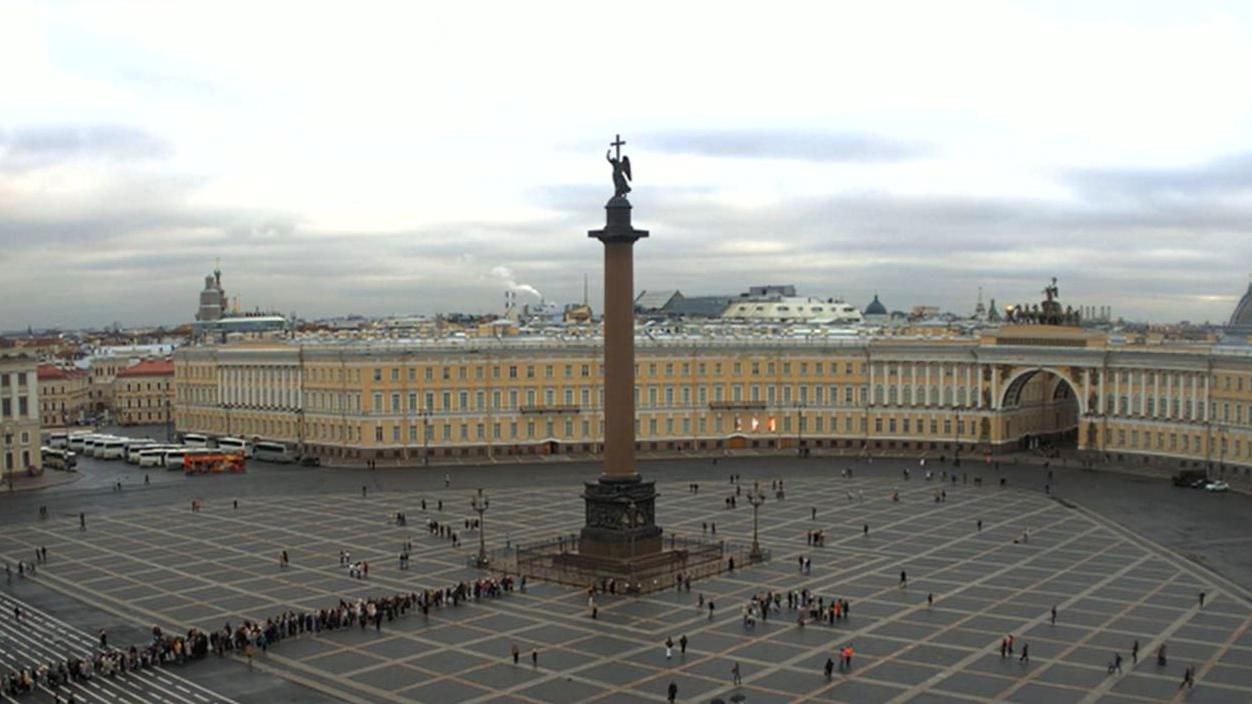 У Эрмитажа выстроилась огромная толпа Очередь желающих посетить музей растянулись до Александровской колонны Вероятно это связано с тем что с октября по четвергам Эрмитаж ввёл бесплатное посещение Главного комплекса для всех студентов Для свободного посещения доступны как постоянные экспозиции так и временные выставки Кроме того бесплатно посетить музей в любой рабочий день могут дети до 14 лет многодетные семьи инвалиды ветераны участники СВО и их семьи