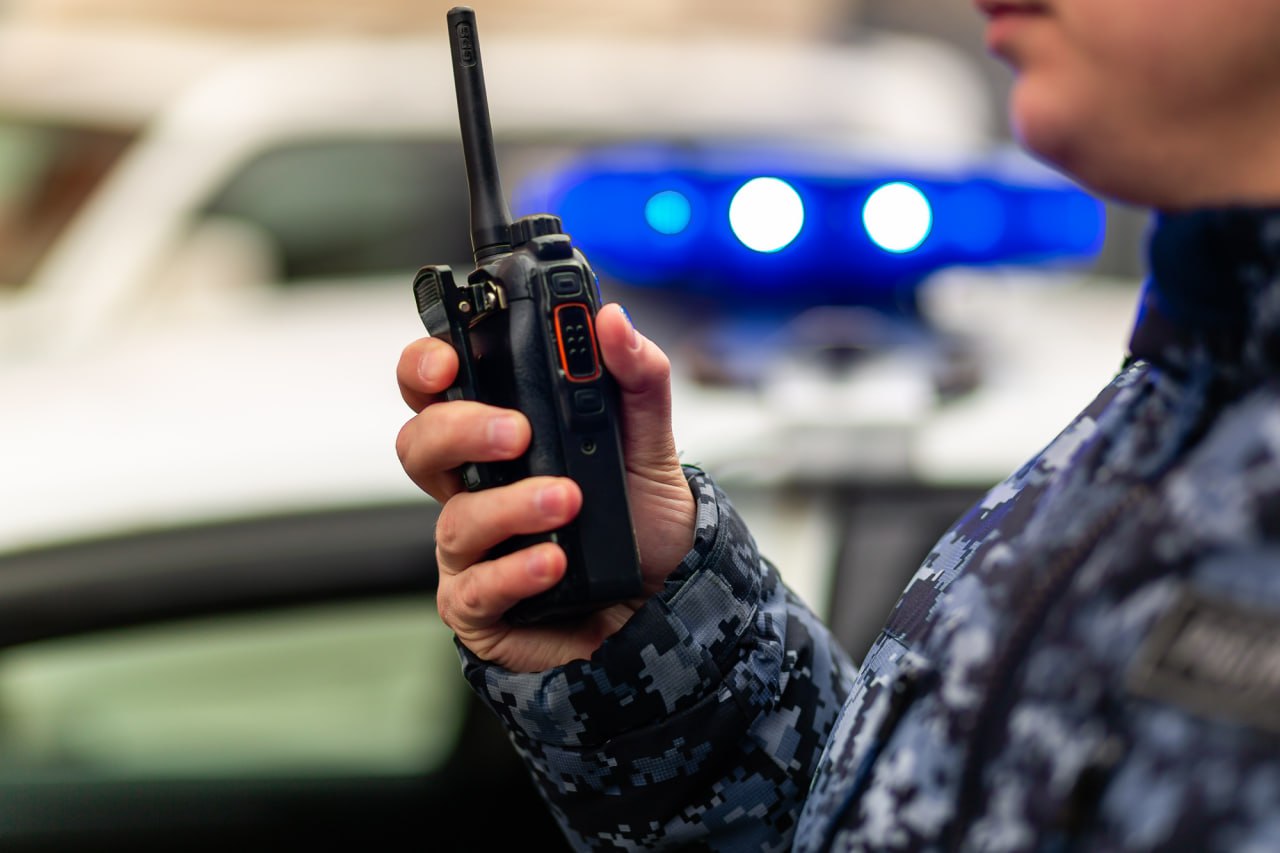 В Сочи росгвардейцы выявили разыскиваемого должника по алиментам В Лазаревском районе Сочи сотрудники вневедомственной охраны Росгвардии задержали мужчину разыскиваемого за неуплату алиментов Во время патрулирования на улице Спортивной росгвардейцы обратили внимание на прохожего приметы которого совпадали с ориентировкой Мужчину остановили для проверки Им оказался 40 летний уроженец Саратовской области находящийся в федеральном розыске Ранее в отношении него было возбуждено уголовное дело по части 1 статьи 157 УК РФ за неуплату алиментов Мужчину передали сотрудникам полиции для дальнейшего разбирательства Росгвардия Кубань Сочи ВК MAX Дзен ОК rosgvard krasnodar