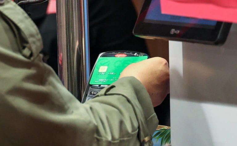 В случае ввода НДС на операции по картам банкам придется потратить более 200 млрд сумма может измениться в зависимости от решения заявил финансовый директор Сбера Тарас Скворцов на звонке с аналитиками и журналистами Он отметил что речь идет о повышении НДС на операции обеспечивающие передачу и обработку данных между участниками расчетов процессинг и эквайринг а также на операции по банковским картам В настоящее время участники рынка уточняют предполагаемые решения а также выясняют что попадет под эти операции Мы оцениваем в целом на рынок потенциально больше 200 млрд руб может быть оценка сверху Но в зависимости от конкретных решений сумма может быть заметно меньше предположил Скворцов Когда будут известны все подробности предполагаемых изменений участники рынка включая Сбербанк будут принимать решения об изменении тарифов Как считает финдиректор если Сбербанк возьмет на себя часть повышения тарифов то это повлияет на размер комиссионного вознаграждения и может оказать влияние на динамику чистых комиссионных доходов в 2026 году Фото Сергей Петров NEWS ru Global Look Press Читать РБК в Telegram