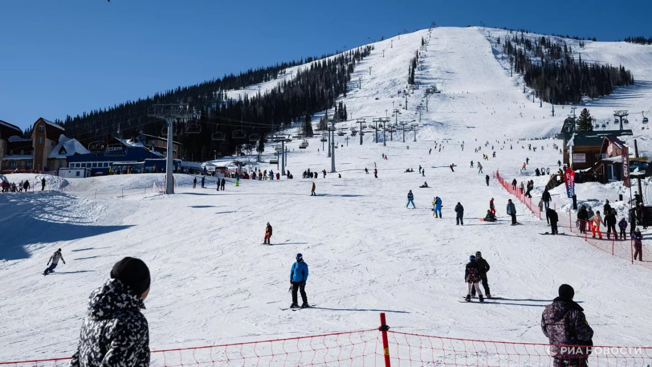 Самые популярные зимние активности у россиян беговые лыжи 22 пешие прогулки 18 катание на коньках 12 и санках 9 рассказали РИА Новости аналитики СберСтрахования и Rambler Co Среди плюсов такого отдыха чаще всего называют возможность провести время с семьей и друзьями а также побыть на свежем воздухе При этом остановить от зимних активностей могут плохая погода риск заболеть или травмироваться а еще расходы на экипировку и поездки Подписаться на РИА Новости экономика Все наши каналы