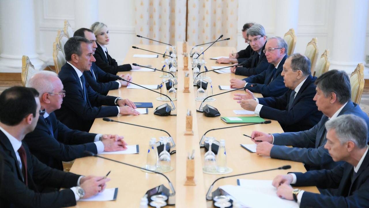 Глава МИД Абхазии Олег Барциц заявил, что на встрече с Лавровым обсудил создание материально-технической ремонтной базы. Он подчеркнул, что ее возведение станет еще одним фактором, укрепляющим безопасность в регионе. Горячие Угли
