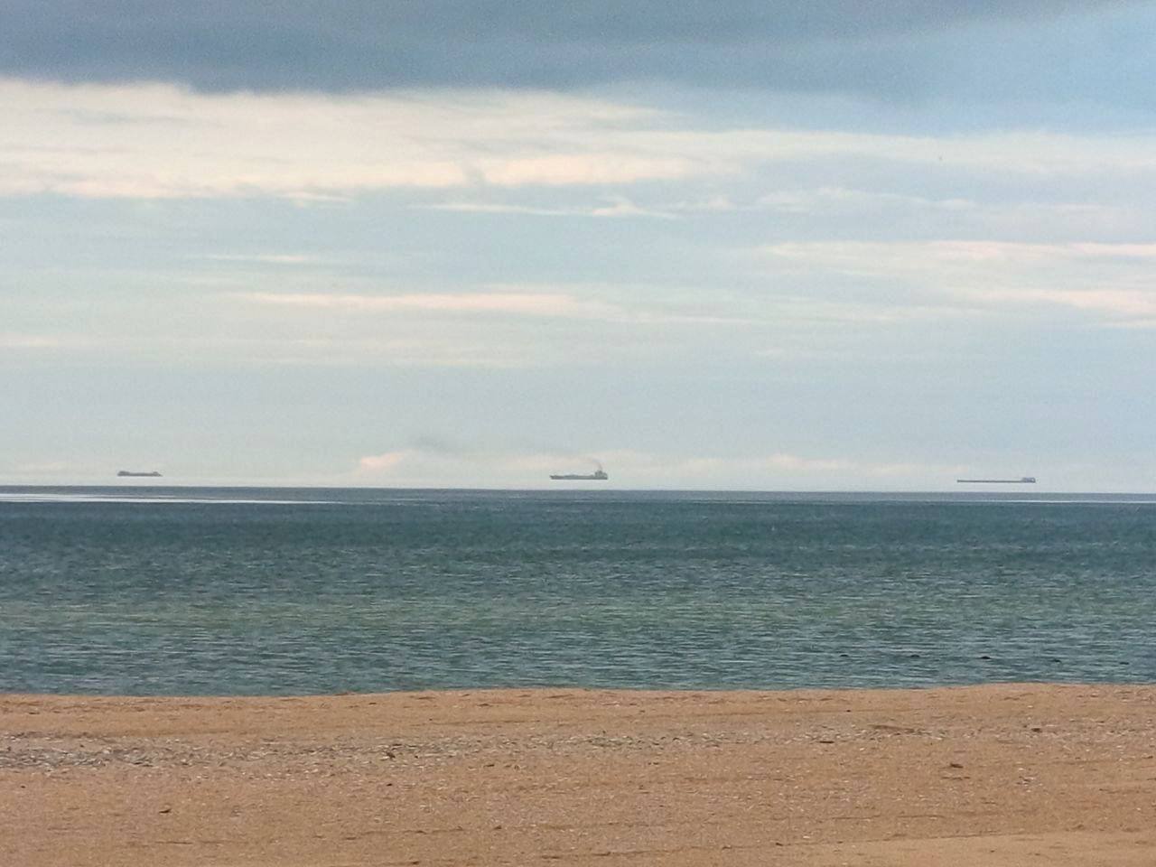 Интересное природное явление Фата Моргана было замечено на побережье Азовского моря На днях в станице Голубицкой можно было полюбоваться парящими над морем танкерами Ваши истории видео запросы на размещение рекламы и объявлений присылайте в Temruchok info bot либо в сообщения группы
