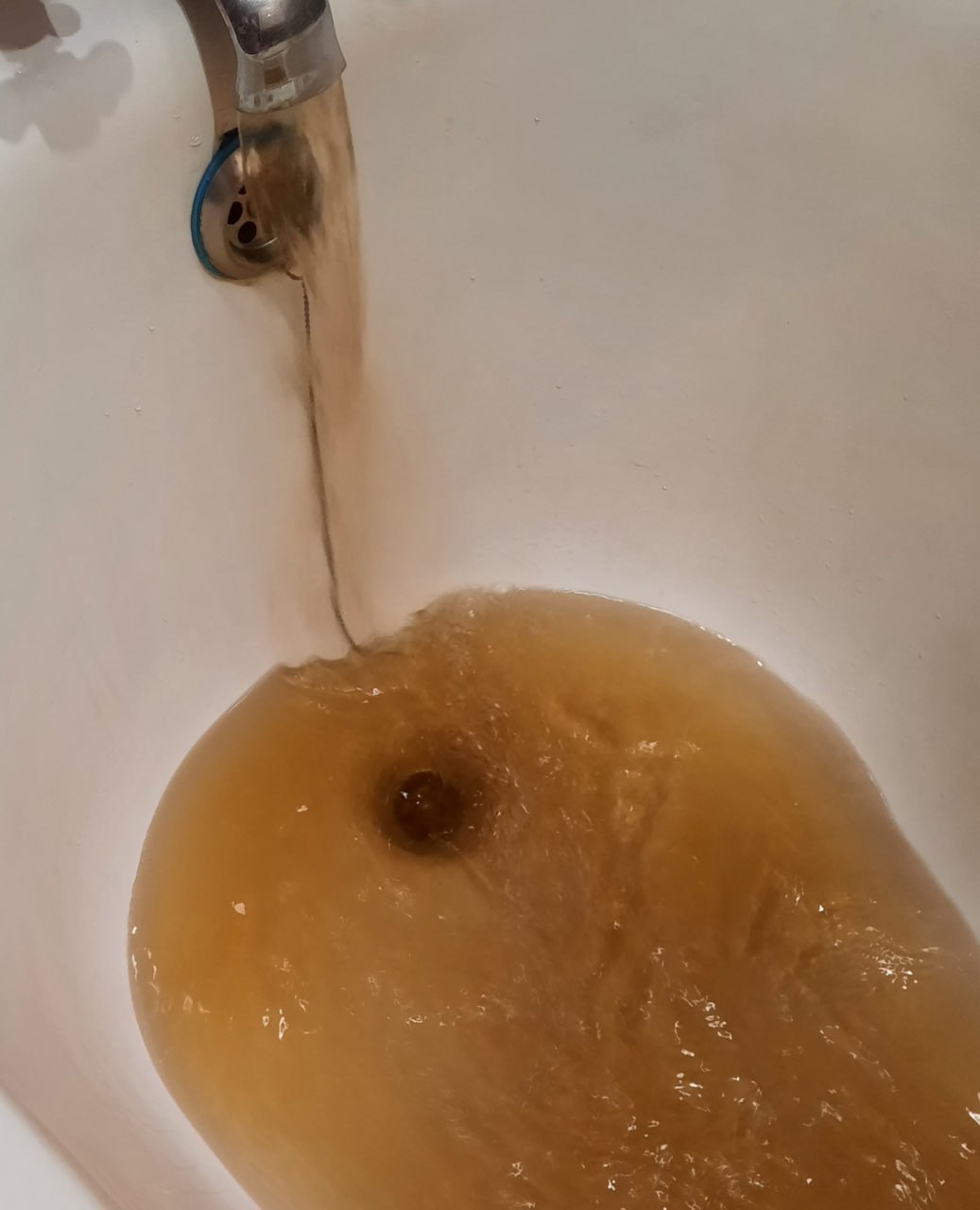 Жителям кузбасского города запретили пить воду из водопровода из за её загрязнения В Тайгинском городском округе Кузбасса введен режим повышенной готовности из за превышения содержания марганца в воде реки Яя Информируем население Тайги о недопущении использования водопроводной воды для питьевых целей сообщает администрация Согласно данным с сайта города пробы воды отобранных в трех местах системы холодного водоснабжения показали превышения содержания марганца до 14 раз водной из проб 1 42 0 21 мг дм3 при норме 0 1 мг дм3 и хлорный запах выше нормы Город Тайга крупная железнодорожная станция на Транссибирской магистрали Количество населения по данным офсайта округа на 2024 год порядка 23 тыс человек Фото vk com tayga city Подписаться Прислать новость Помочь бустами