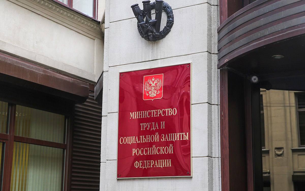 Глава министерства труда и социальной защиты Антон Котяков озвучил кадровый прогноз по российскому беспилотию: в ближайшую пятилетку отрасли понадобится 35 тыс. человек. Для этого до 2030 года в профессию привлекут свыше 7,5 тыс. специалистов, что является очень существенным приростом, отметил министр. Для обеспечения потребности рынка оператор БПЛА стал сменной номинацией всероссийского конкурса «Лучший по профессии», организованного Минтруда, федеральными и региональными органами власти, общероссийскими профсоюзами и объединениями работодателей. Участники должны выполнить теоретическую задачу – тестирование и решение кейс-задания по подготовке дрона к полёту, и подтвердить умение управлять беспилотником. Лучшего в стране специалиста по эксплуатации БАС в рамках федерального этапа «Лучшего по профессию» выбирают сегодня и завтра в Калуге, а наградят в конце года в Москве. Победители конкурса получат призы – ₽1 млн за первое место, ₽500 тыс. – за второе и ₽300 тыс. за третье.