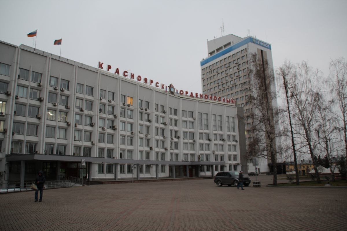 В Красноярске планируют изменить схему выборов мэра Комиссия городского совета по вопросам местного самоуправления уже поддержала законопроект который отменяет действующий порядок конкурса на должность главы города Процедура будет соответствовать нормам муниципальной реформы вопросами избрания мэра займется окружной совет а ключевую роль в процессе получит губернатор Красноярского края и его администрация Подробнее на Бабре красноярск kras 24