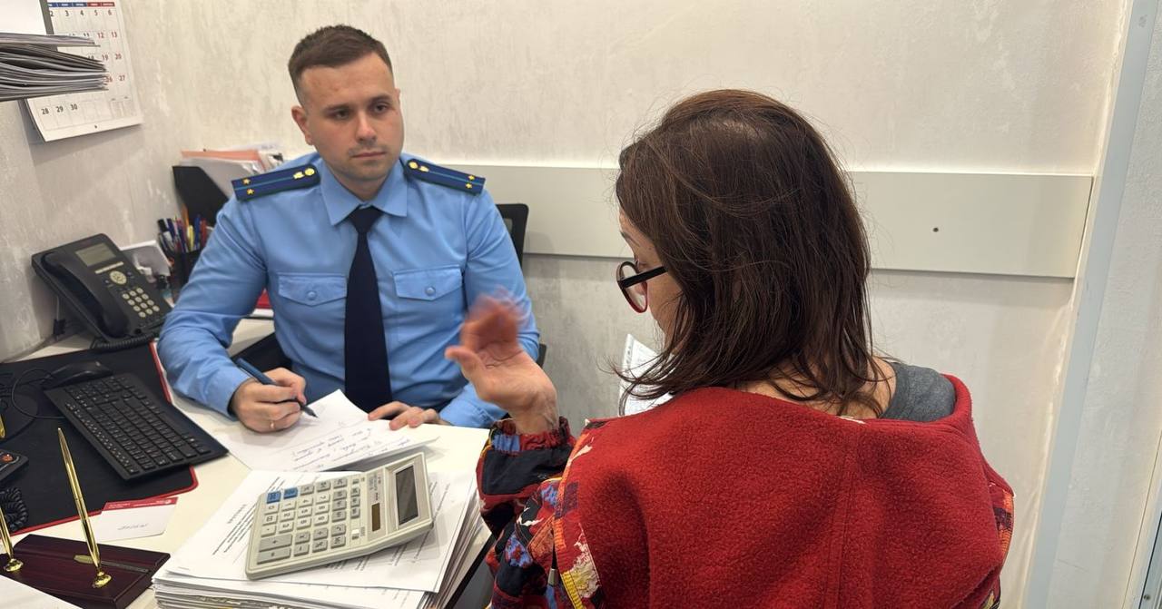 Прокуратурой Кавказского района организован тематический прием граждан по вопросам соблюдения законодательства об исполнительном производстве   Работником прокуратуры Кавказского района совместно с руководителем отделения судебных приставов по Кавказскому району и г. Кропоткинупроведен тематический прием граждан по вопросам соблюдения законодательства об исполнительном производстве, в том числе при обращении взыскания на денежные средства социально незащищенных категорий граждан.  Заявители обратились по вопросам приостановления исполнительного производства,порядка осуществления возврата излишне удержанных денежных средств из пенсии.  Судебным приставом-исполнителем в ходе приема вынесено постановление о приостановлении исполнительного производства, постановление о распределении удержанных из пенсии денежных средств.
