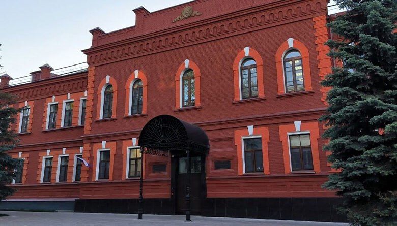 В Тамбове пенсионерке-инвалиду, поскользнувшейся около подъезда, выплатят компенсацию В прокуратуру Октябрьского района обратилась инвалид 3 группы. Она сообщила о нарушении законодательства в жилищно-коммунальной сфере со стороны одной из управляющих организаций города. - Проверка показала, что в 2023 году 70-летняя женщина упала на льду во дворе многоквартирного дома на улице Мичуринской. Медики диагностировали у пенсионерки закрытый перелом бедра со смещением, - сообщили в пресс-службе прокуратуры Тамбовской области. Прокуратура через суд обязала управляющую компанию выплатить тамбовчанке 60 тысяч рублей компенсации морального вреда. прокуратура Тамбовской области