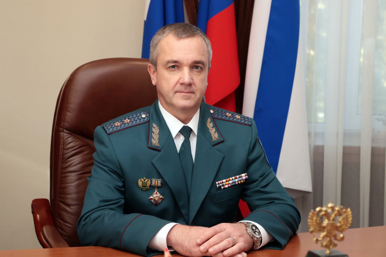 Десять крымских налогоплательщиков внесены в Реестр недобросовестных работодателей. Это общедоступный федеральный ресурс, куда включаются налогоплательщики, у которых нашли факты нелегальной занятости. Органы Роструда и прокуратуры выявляют нарушения во время проверок. "Нарушителям грозят дополнительные проверки, потеря господдержки и репутационные риски. Потенциальным работникам Реестр помогает понять, стоит ли устраиваться на работу в ту или иную компанию", — рассказал РИА Новости Крым руководитель налоговых органов республики Роман Наздрачев. Сейчас в перечне 240 записей, из них 10 — налогоплательщики из Крыма. Те, кто не услышат замечания и не исправят ситуацию, тоже окажутся в этом списке, добавил Наздрачев.