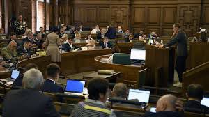 Парламент Латвии запретил госслужащим ездить в Россию и Белоруссию. Сейм принял в третьем чтении закон об ограничении мероприятий, якобы, угрожающих государственной безопасности, который предусматривает запрет на поездки в Россию и Белоруссию для сотрудников органов государственного управления. "В нынешних условиях путешествовать в Россию и Белоруссию крайне опасно, но, к сожалению, значительная часть общества до сих пор этого не понимает", - заявил Председатель комиссии Айнар Латковскис. Запрет также будет наложен на транзит через территорию России и Белоруссии, но он не будет распространяться на случаи, когда выезд необходим в связи с выполнением служебных обязанностей или по гуманитарным соображениям и человек получил разрешение на временный выезд из Латвии.