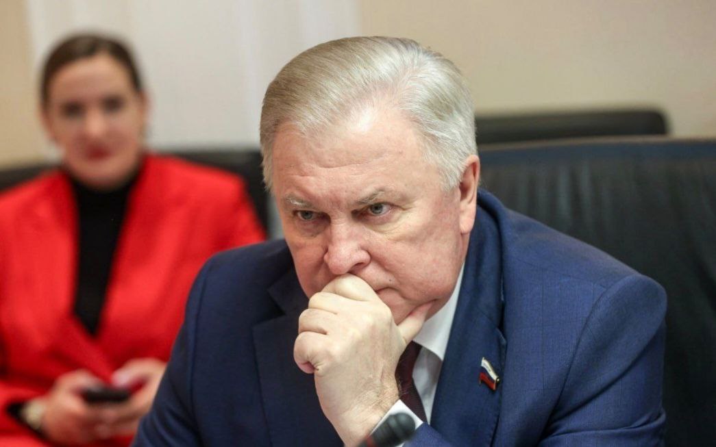 Об отставке сенатора Вячеслава Наговицына сообщил глава Бурятии Он выразить искренние слова благодарности экс главе республики за годы работы на благо Бурятии Алексей Цыденов написал что Вячеслав Владимирович пришёл в республику в непростое время с серьёзными вызовами и высокими ожиданиями людей взял на себя ответственность и многое сделал для того чтобы у Бурятии появился задел на будущее В Совете Федерации Вячеслав Владимирович отстаивал интересы Республики Бурятия координировал взаимодействие с органами государственной власти на федеральном уровне Хочу поблагодарить Вячеслава Владимировича за открытый диалог за честные отношения за готовность делиться знаниями и помогать во благо развития Бурятии Желаю ему крепкого здоровья сил чтобы наконец было больше времени для семьи внуков Мы продолжаем движение вперёд Меняются руководители но неизменной остаётся наша общая цель усердная работа во благо Бурятии сообщил Алексей Цыденов О возможной кандидатуре на место сенатора читай по ссылке выше Фото телеграм канал Алексея Цыденова