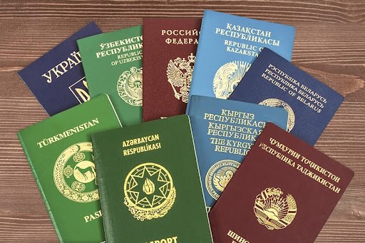 Житель Петропавловска-Камчатского подозревается в фиктивной регистрации мигрантов Полиция Петропавловска-Камчатского выявила нарушение миграционного законодательства. 37-летний местный житель с января по апрель 2025 года незаконно зарегистрировал у себя 18 иностранных граждан, получая за это денежное вознаграждение. По данному факту возбуждено уголовное дело. "ЧП Камчатка" напоминает, что за такое преступление предусмотрено наказание вплоть до пяти лет лишения свободы.