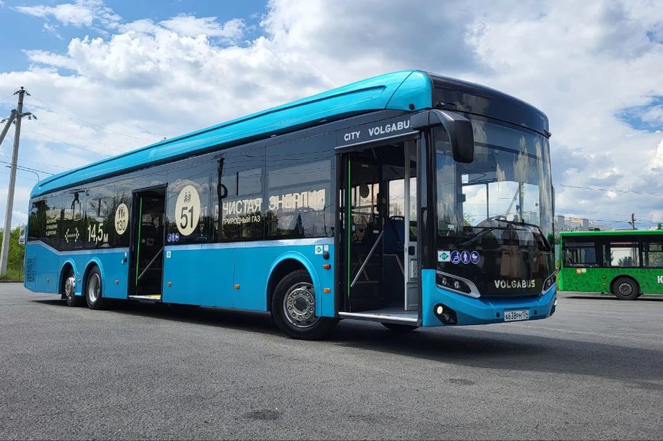 В Челябинске по маршруту 4 начнет курсировать новый автобус Его особенность большое количество пассажирских кресел Сидя сможет ехать 51 человек а общая вместимость салона 130 пассажиров Для сравнения в гармошках которые работают на маршруте 64 184 места из них сидячих 39 Как сообщили в мэрии новый Volgabus пока будет курсировать только в тестовом режиме Челябинцы смогут узнать его издали Обычные городские автобусы зеленые а тестовый синий По итогам тестирования будет принято решение о том будут ли закупаться такие автобусы для нужд городского транспорта сообщил вице мэр по развитию дорожно транспортной инфраструктуры и цифровизации Дмитрий Агеев   Подписаться на chelkp Мы в MAX