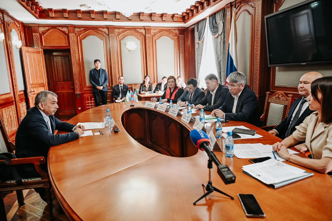 Бурятия будет развивать связи с Узбекистаном Глава Бурятии встретился с Генконсулом Узбекистана Асламом Акбаровым Выяснилось что Узбекистан остро нуждается в бурятском мясе своего не хватает поэтому поставки крупного рогатого скота и лошадей стали главной темой С 1 апреля 2026 года между Улан Удэ и Ташкентом запустят прямой рейс Еще одна неожиданная тема буддизм В Узбекистане нашли древние памятники которые могут оказаться следом зарождения буддизма в Центральной Азии Бурятские ученые подключатся к изучению Кроме того Узбекистан может войти в Ассоциацию регионов Северо Восточной Азии этот вопрос Цыденов обсудит с коллегами Подробности на нашем сайте