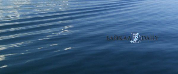 Житель Иркутской области утонул, спасая сына  На Усть-Илимском водохранилище он арендовал катамаран, но катались отец и сын без спасательных жилетов.   Во время катания 13-летний мальчик упал в воду. Отец тут же прыгнул следом, вытолкнул сына на катамаран, но самому выбраться из воды у него уже не хватило сил…   Возбуждено уголовное дело по ст. 238 УК РФ «Оказание услуг, не отвечающих требованиям безопасности»