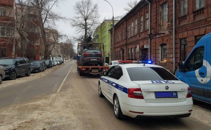 Имущество на ₽1,1 млн арестовано по делу о взятках в Грибановском ГИБДД В Воронежской области завершено расследование уголовного дела в отношении бывшего начальника отделения ГИБДД Грибановского района. Его обвиняют в получении взяток на сумму около 240 тыс. руб. от перевозчиков, сопровождающих негабаритные автомобили. Дело направлено в суд. По версии следствия, с декабря 2020 по ноябрь 2024 года экс-сотрудник ГИБДД через посредника получал деньги от представителей транспортных компаний. Взамен он не привлекал их к ответственности за нарушения правил движения тяжеловесных и крупногабаритных ТС.