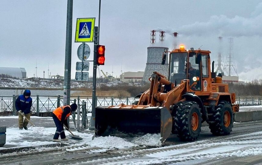 Коммунальные службы Петербурга продолжают устранять последствия циклона "Джулиан"  Дороги и тротуары от снега в Северной столице убирают тысяча дворников и 770 спецмашин.