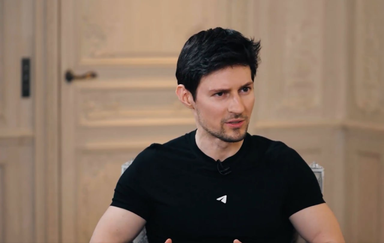 Павел Дуров дал интервью Такеру Карлсону. — О задержании во Франции: Дуров заявил, что до сих пор не понимает сути обвинений. Он также выразил надежду, что задержание не связано с его этническим происхождением. «Если так — это тревожный сигнал», — отметил он. — О желании ЕС запретить шифрование в мессенджерах: Это создает угрозу для всего населения сообщества, а также станет беспрецедентным шагом, поскольку ни одна страна в мире до этого не вводила запрет на зашифрованные сообщения, заявил Дуров. — О запрете на выезд из Франции: Сооснователь Telegram надеется, что ограничения на выезд из Франции будут сняты до конца года и он сможет вернуться в Дубай. По мнению Дурова, его поведение уже должно было показать французским правоохранительным органам, что он не собирается скрываться от правосудия. — Об условиях содержания во французской тюрьме: В тюрьме Дурова содержали в одиночной камере. «Кажется, мне сделали исключение по питанию. Все было нормально. Я не ем мясо, не ем фастфуд, рыбы было достаточно. Я мог делать 200 отжиманий, 200 приседаний утром, потом повторял подходы. Доступа в спортзал у меня не было, приходилось соблюдать свой распорядок», — отметил Дуров. Дуров считает, что французские власти приложили все усилия, чтобы запугать его и унизить.