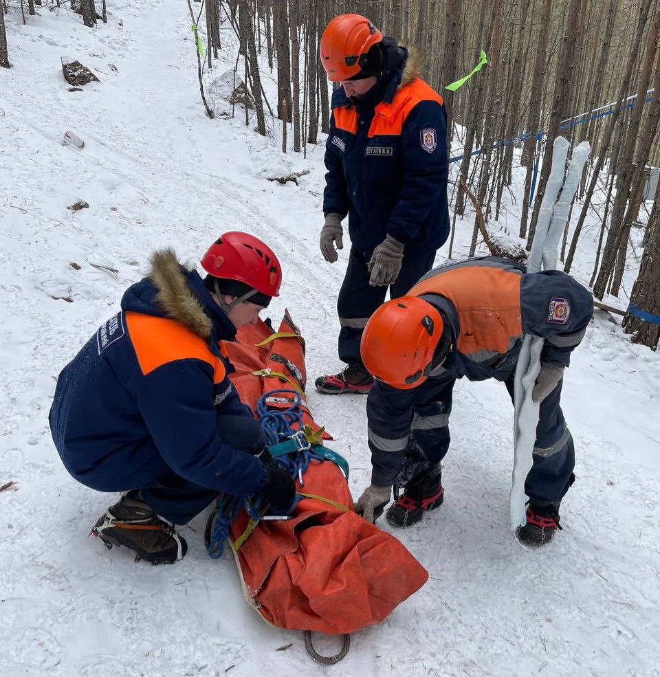 За день два человека получили травмы на одном месте на Красноярских Столбах Накануне 33 летняя женщина повредила голеностоп у скалы Ермак На носилках ее доставили к спасательному посту и передали работникам скорой А позже на этом же месте поскользнулся 61 летний мужчина Ему так же понадобилась помощь медиков рассказали в КГКУ Спасатель Фото spasatel24 Енисей в МАХ ВК ОК eniseytv