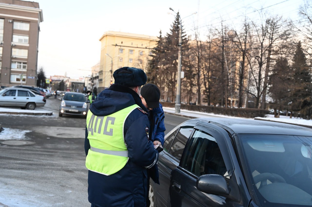 В Челябинске начала работать передвижная лаборатория для осмотра нетрезвых водителей  В новогодние праздники вместе с полицейскими на дорогах Челябинской области работает передвижная медлаборатория для осмотра водителей. В тесном сотрудничестве с министерством здравоохранения сотрудники ДПС проводят масштабные рейды по отлову нарушителей.  Подобные проверки проводятся на территории всей Челябинской области. Основной целью являются нетрезвые водители и севшие за руль бесправники.  – Совместно с Госавтоинспекцией будет работать «Передвижной пункт медицинского освидетельствования на состояние опьянения», что позволит быстро проводить освидетельствования на состояние опьянения на месте – рассказал командир специализированной роты полка ДПС Госавтоинспекции ГУ МВД России по Челябинской области Дмитрий Комардин.  Стражи порядка призывают челябинцев не садиться за руль после употребления алкоголя.          Поддержать канал