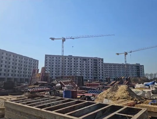 В мае в ОГУ откроют первую лабораторию из тех, что будут работать в Орловском межвузовском кампусе! О том, как идут работы не только на стройплощадке, рассказали в ОГУ. Полностью завершены монолитные работы по трём корпусам общежитий и котельной. Ведут кладку наружных ограждающих конструкций и внутренних перегородок. В конце мая планирую начать остекление общежитий. Готовят площадки под спортобъекты. При этом, готовится и научная база. «Одна из самых сложных задач — запуск дизайн-центра микроэлектроники. Это требует не просто оборудования, а настоящей команды. Мы ведём переговоры, в том числе с белорусскими коллегами, у которых большой международный опыт. Нам важно не просто создать лаборатории, а сделать их максимально востребованными для совместной работы с индустриальными партнёрами», - рассказал и.о. проректора ОГУ Денис Данилевич. Уже в мае состоится открытие первой совместной лаборатории по информационной безопасности. Планируется к запуску кампуса организовать большинство ключевых лабораторий.