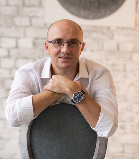 Совладельцем Ozon стал венчурный инвестор Александр Чачава. Он приобрел компанию «О23», которой принадлежит 27,7% в маркетплейсе Ozon. Также структура владеет долей в капитале Яндекса в размере 16,03%.  «Александр — один из самых опытных в России венчурных инвесторов, его компетенции в работе на рынках капитала и развитии IT-проектов международного уровня будут способствовать укреплению позиций компании»,  — отмечают в Ozon.  Александр Чачава — основатель венчурного фонда Leta Capital и соучредитель IT-компании PRO32. В комментарии он назвал рынок маркетплейсов «одним из самых перспективных в России и СНГ» и отметил, что считает сделку «качественной портфельной инвестицией и знаковым событием» в своей профессиональной деятельности.
