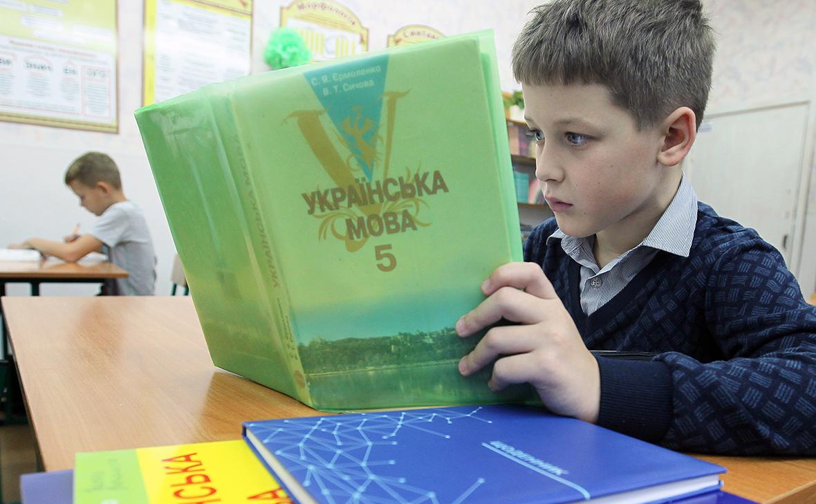 Россия официально исключила украинский язык из школьной программы из-за геополитики. Предмет больше не будет преподаваться как родной ни на одном уровне обучения, следует из нового 200-страничного проекта приказа Минпросвещения. Документ фиксирует изменения в учебных планах начального, основного и среднего образования. Существующая сейчас программа по украинскому языку «полностью утрачивает силу». В пояснительной записке указано, что такие корректировки продиктованы «изменившейся геополитической ситуацией в мире». По данным министерства, в 2023/2024 учебном году украинский язык в качестве родного изучался в обязательном порядке только в Запорожской и Херсонской областях. Помимо этих регионов по заявлению от родителей в прошлом учебном году уроки по «мове» проводили в ДНР, ЛНР, Крыму и Башкортостане. Обновленный приказ Минпросвещения актуализирует программы по русскому и французскому языку, литературному чтению, истории и обществознанию. Есть и интересные новинки — например, в школах появятся так называемые агротехнологические классы, в рамках которых старшеклассников будут приобщать к сельскому хозяйству.